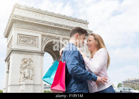 Paar auf der Avenue des Champs Elysees einkaufen Stockfoto