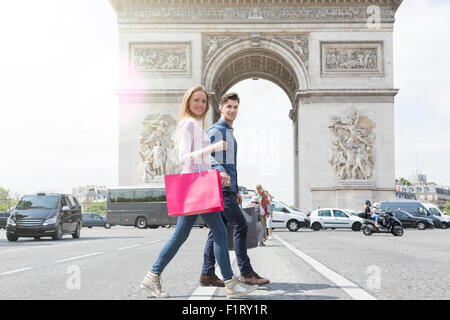 Paar auf der Avenue des Champs Elysees einkaufen Stockfoto