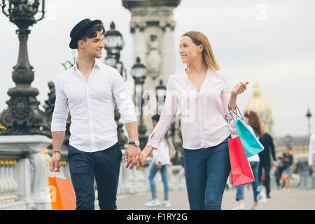 Paar, Einkaufen in Paris Stockfoto