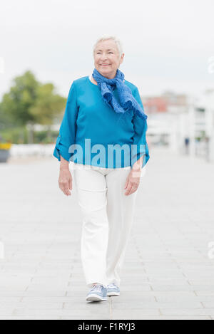 Smililing senior Frau mit grauen Haaren Stockfoto