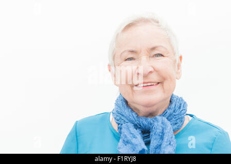 Smililing senior Frau mit grauen Haaren Stockfoto