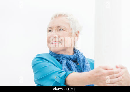 Smililing senior Frau mit grauen Haaren Stockfoto