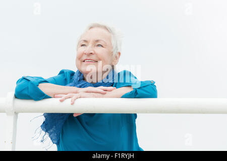 Smililing senior Frau mit grauen Haaren Stockfoto