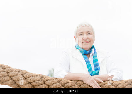 Smililing senior Frau mit grauen Haaren Stockfoto