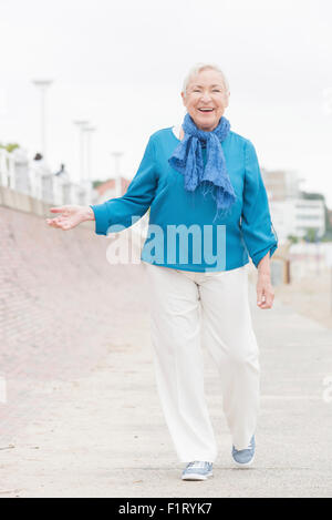 Smililing senior Frau mit grauen Haaren Stockfoto