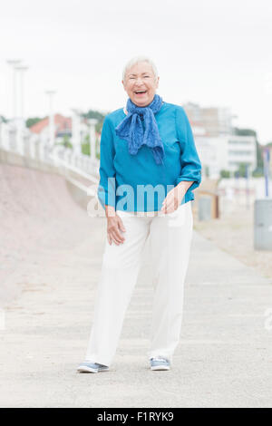 Smililing senior Frau mit grauen Haaren Stockfoto