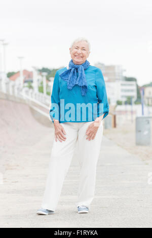 Smililing senior Frau mit grauen Haaren Stockfoto