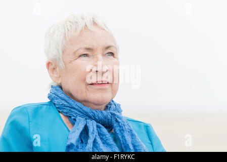 Smililing senior Frau mit grauen Haaren Stockfoto