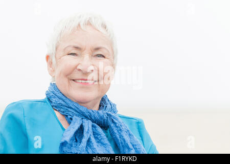 Smililing senior Frau mit grauen Haaren Stockfoto