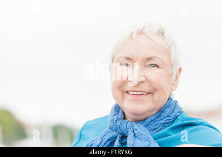 Smililing senior Frau mit grauen Haaren Stockfoto