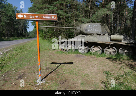 Leitfaden-Post Hiiumaa Military Museum. Maquette von der Main sowjetischer Kampfpanzer T - 34. Hiiumaa, Estland 6. August 2015 Stockfoto