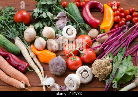 frisches Gemüse auf hölzernen Hintergrund Stockfoto