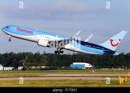 Thomson Airways Boeing 767-300 klettert vom Start-und Landebahn 23R Manchester Airport. Stockfoto