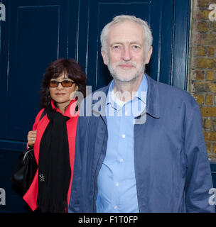 Jeremy Corbyn und Frau Laura Alvarez in Seven Dials-Club für die Spendenaktion 'Stand Up für Jeremy Corbyn' gehen. Stockfoto