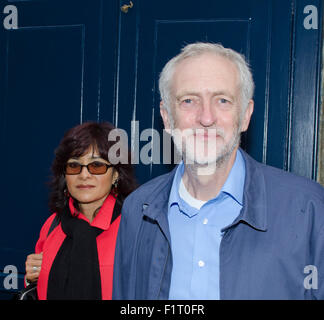 Jeremy Corbyn MP und Frau Laura Alvarez in Seven Dials-Club für die Spendenaktion 'Stand Up für Jeremy Corbyn' gehen. Stockfoto