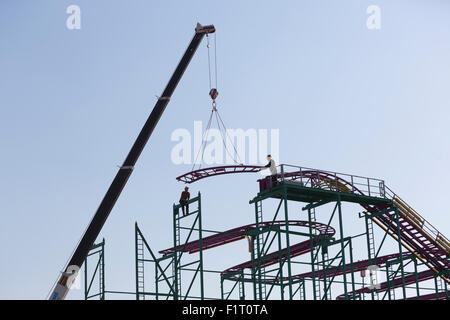 Bau der Achterbahn auf dem Bremer Freimarkt, dem größten Volksfest in Norddeutschland Stockfoto