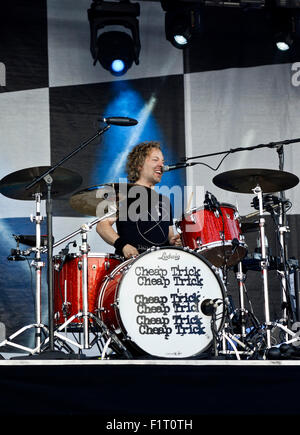 Daxx Nielsen die Rock Band Cheap Trick durchführen an den Aufstand von Carolina in Charlotte, North Carolina Stockfoto