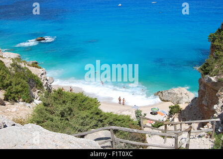 Blauer Strand mit einigen Leuten von oben gesehen. Cala Goloritze (Sardinien) im Sommer Stockfoto