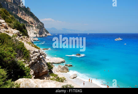 Blauer Strand mit einigen Leuten von oben gesehen. Cala Goloritze (Sardinien) im Sommer Stockfoto