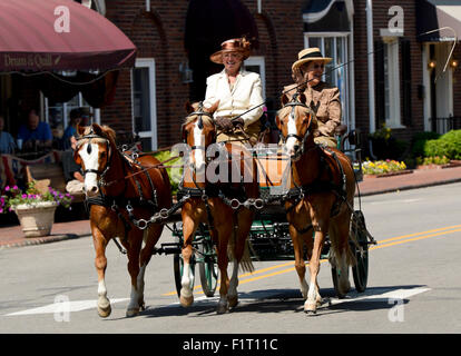 Zwei Damen, drei Reiten gezeichnet Buggy in der Dorf von Pinehurst, North Carolina Stockfoto