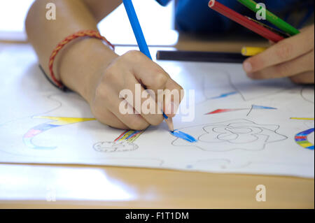 Die Hände von Kindern schreiben, malen, zeichnen, färben Stockfoto