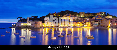 Baia del Silenzio Bay, Altstadt, Chiesa di San Nicolo Church, Sestri Levante, Provinz Genua, Riveria di Levante, Ligurien, Italien Stockfoto