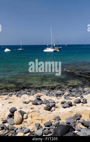Küste in der Nähe von Marina Rubicon, Playa Blanca, Lanzarote, Kanarische Inseln, Spanien. Stockfoto