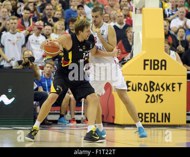 Berlin, Deutschland. 06. Sep, 2015. Deutschlands Dirk Nowitzki (L) und Serbiens Nemanja Bjelica während der Europameisterschaft Basketball match zwischen Deutschland und Serbien in Berlin, Deutschland, 6. September 2015. Foto: Rainer Jensen/Dpa/Alamy Live-Nachrichten Stockfoto