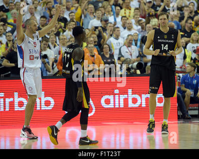 Berlin, Deutschland. 06. Sep, 2015. Deutschlands Dirk Nowitzki (R) und Dennis Schroeder schauen einander als Serbiens Marko Simonovic Sieg seiner Mannschaft nach der Europameisterschaft Basketball-Match zwischen Deutschland und Serbien in Berlin, Deutschland, 6. September 2015 feiert. Serbien gewann 68 66. Foto: Rainer Jensen/Dpa/Alamy Live-Nachrichten Stockfoto