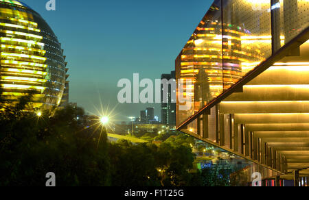 Nacht-Erfassung von ultra moderner Architektur in Jianggan, ein neues Geschäft Bezirk von Hangzhou, Hauptstadt der Provinz Zhejiang, China Stockfoto