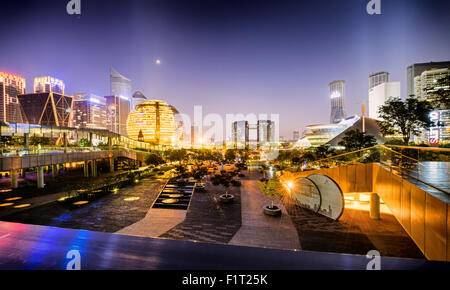 Nächtliche Darstellung von Licht, Farbe und futuristische Architektur in Jianggan Bezirk von Hangzhou, Zhejiang, China, Asien Stockfoto