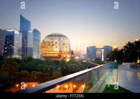 Jianggan District und kugelförmige Architektur des InterContinental Hangzhou, Hangzhou, Zhejiang, China, Asien Stockfoto