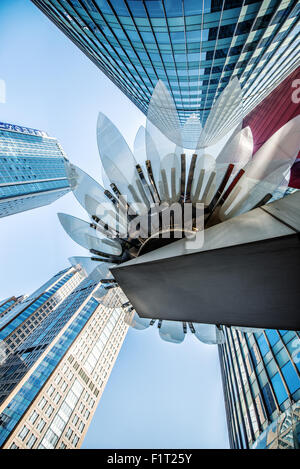 Glas und Metall Lotus Installation vor HSBC Bank in Jianggan District, Hangzhou, Zhejiang, China, Asien Stockfoto