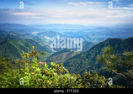 Nebligen Bergketten und Tal mit Dorf von Tian Mu Shan Berg, Zhejiang, China, Asien Stockfoto