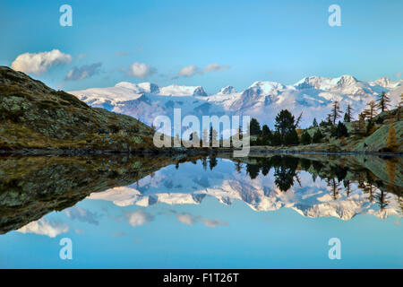 Sonnenaufgang am Monte Rosa gesehen von Lac Blanc, natürlicher Park des Mont Avic, Aosta-Tal, Graian Alpen, Italien, Europa Stockfoto