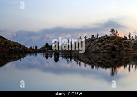 Morgendämmerung auf Monte Rosa gesehen von Lac Blanc, natürlicher Park des Mont Avic, Aosta-Tal, Graian Alpen, Italien, Europa Stockfoto