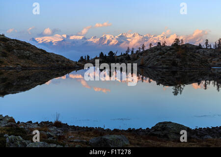 Sonnenaufgang am Monte Rosa gesehen von Lac Blanc, natürlicher Park des Mont Avic, Aosta-Tal, Graian Alpen, Italien, Europa Stockfoto