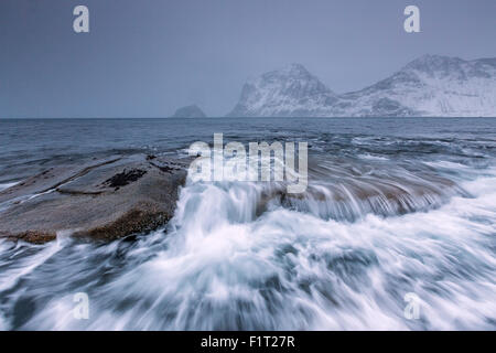 Wellen auf den Felsen von den kalten See Haukland, Lofoten-Inseln, Nord-Norwegen, Skandinavien, Arktis, Europa Stockfoto