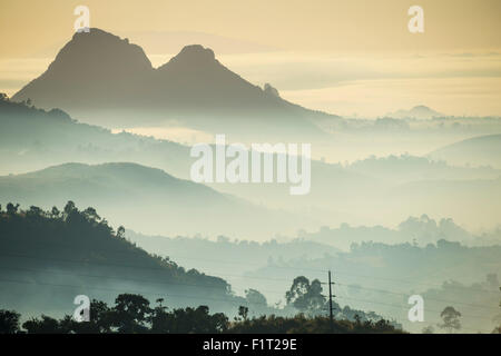 Sonnenaufgang und Nebel über den Bergen rund um Blantyre, Malawi, Afrika Stockfoto