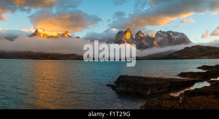 Sonnenaufgang über dem Cuernos del Paine, Torres del Paine Nationalpark und Lago Pehoe, chilenischen Patagonien, Chile, Südamerika Stockfoto