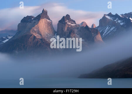 Sonnenaufgang über dem Cuernos del Paine und Lago Pehoe, Torres del Paine Nationalpark, chilenischen Patagonien, Chile, Südamerika Stockfoto