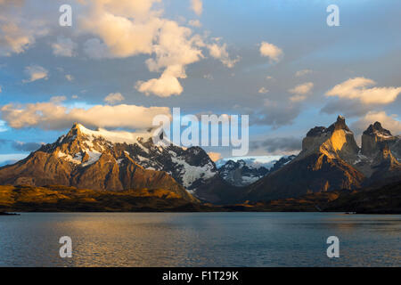 Sonnenaufgang über dem Cuernos del Paine und Lago Pehoe, Torres del Paine Nationalpark, chilenischen Patagonien, Chile, Südamerika Stockfoto