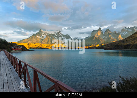 Sonnenaufgang über dem Cuernos del Paine und Lago Pehoe, Torres del Paine Nationalpark, chilenischen Patagonien, Chile, Südamerika Stockfoto