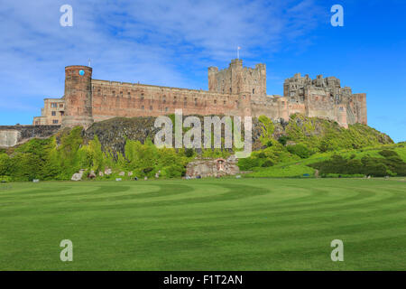 Bamburgh Castle unter einem blauen Sommerhimmel, Bamburgh, Northumberland, England, Vereinigtes Königreich, Europa Stockfoto