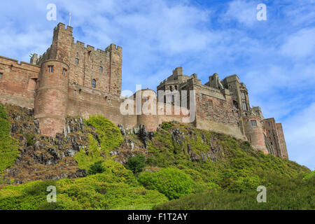 Bamburgh werfen im Sommer, von unten, Northumberland, England, Vereinigtes Königreich, Europa Stockfoto