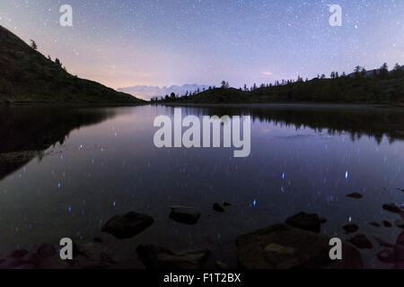 Sternennacht am Monte Rosa gesehen vom See Vallette, natürlicher Park des Mont Avic, Aosta-Tal, Graian Alpen, Italien, Europa Stockfoto