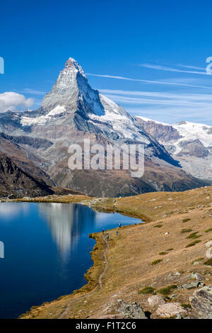 Wanderer auf dem Weg zu gehen, neben den Stellisee, Zermatt, Kanton Wallis, Walliser Alpen, Schweizer Alpen, Schweiz Stockfoto