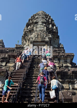 Touristen am Angkor Wat archäologischen Park, UNESCO-Weltkulturerbe, Siem Reap, Kambodscha, Indochina, Südostasien, Asien Stockfoto