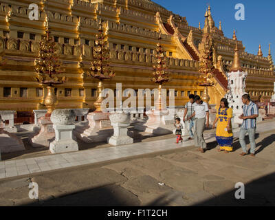 Besucher, die buddhistischen Tempel von Bagan, Myanmar (Burma), Asien Stockfoto