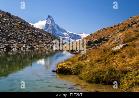 Das Matterhorn in der Morgendämmerung gesehen vom Stellisee, Zermatt, Kanton Wallis, Walliser Alpen, Schweizer Alpen, Schweiz, Europa Stockfoto